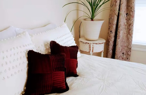 Pendleton House | Sunny House- 2 Br. Cottage in tranquil Pendleton