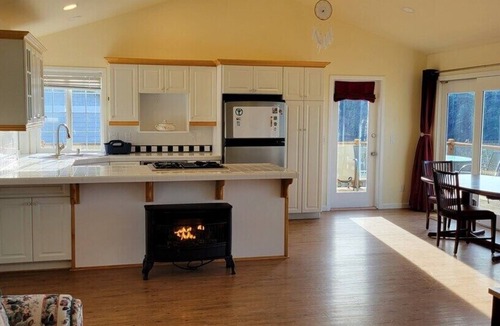 Anacortes House | Sunny House Cliff Side Views