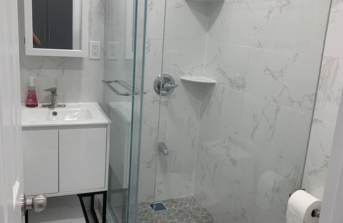 Queens House | Sunny House in Queens · Entire Home · Private Parking