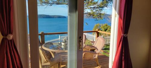 Anacortes Apartment | Sunny Island Cliff Side Views