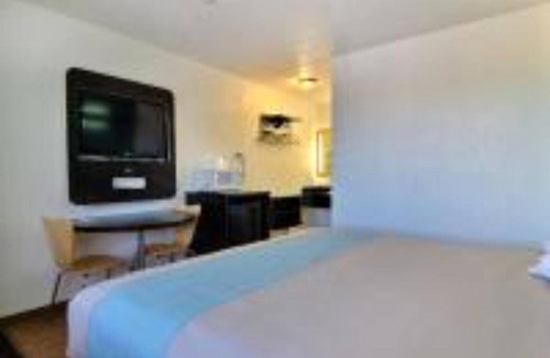 Carlsbad Hotel | Sunny King Bed|Pool|Vending Machine