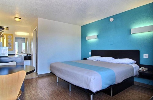 Carlsbad Hotel | Sunny King Bed|Pool|Vending Machine