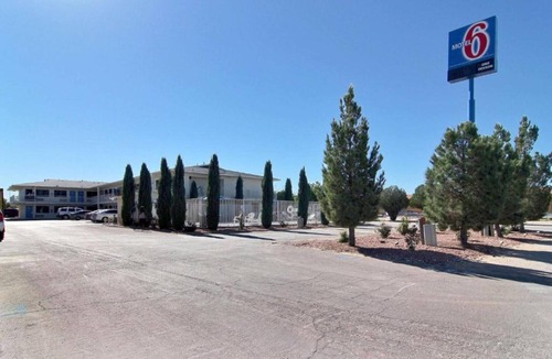 Carlsbad Hotel | Sunny King Bed|Pool|Vending Machine