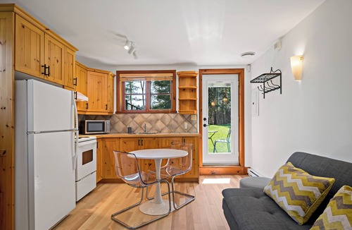 Val Morin Apartment | Sunny & Lakeside - PTDN km 39 - Cedar Creek Getaway