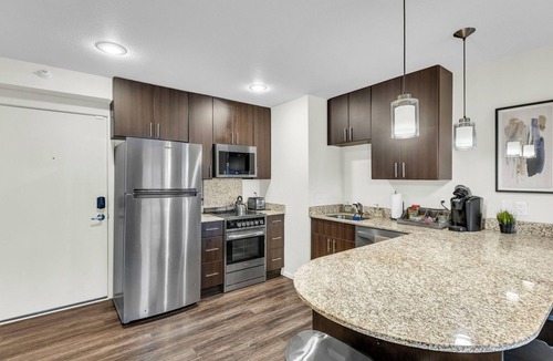 Overland Park Apartment | Sunny Loft Free Parking WiFi Open Concept Peaceful in Overland Park w/Workspace