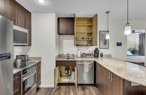 Overland Park Apartment | Sunny Loft Free Parking WiFi Open Concept Peaceful in Overland Park w/Workspace