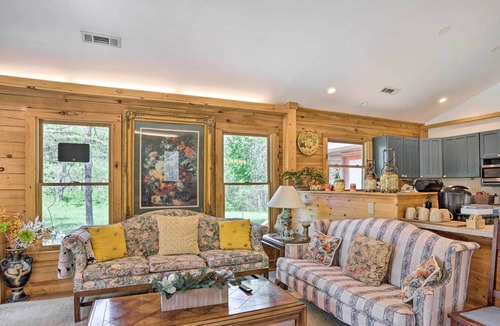 Louisa County Cabin | Sunny Log Cabin Retreat w/ Spacious Backyard