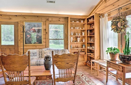 Louisa County Cabin | Sunny Log Cabin Retreat w/ Spacious Backyard