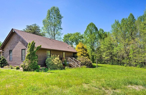 Louisa County Cabin | Sunny Log Cabin Retreat w/ Spacious Backyard