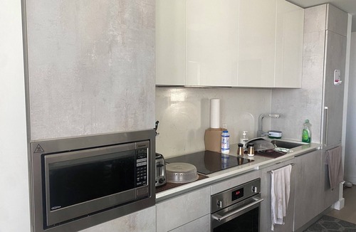 Shaughnessy Village Apartment | Sunny, Luxurious condo with a walk-in closet & a breath-taking view.