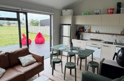 Waiotahi Cabin | Sunny modern tiny home - 1 min walk to beach