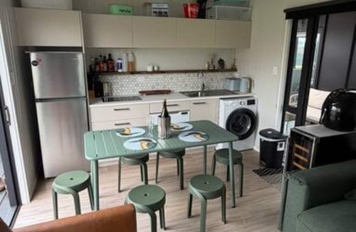 Waiotahi Cabin | Sunny modern tiny home - 1 min walk to beach