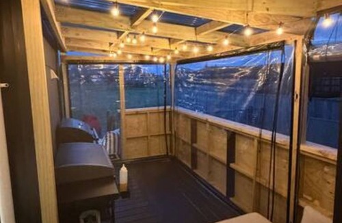 Waiotahi Cabin | Sunny modern tiny home - 1 min walk to beach