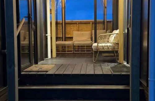 Waiotahi Cabin | Sunny modern tiny home - 1 min walk to beach