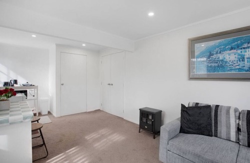 Greenlane - Ellerslie Apartment | Sunny Beam Guest Suite with Parking & Kitchenette