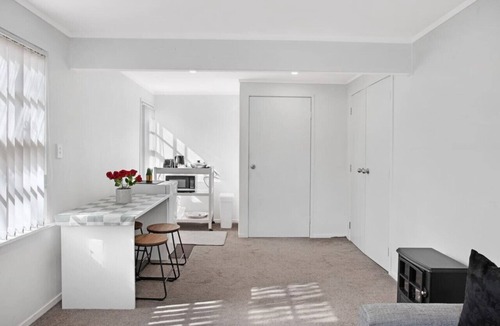 Greenlane - Ellerslie Apartment | Sunny Beam Guest Suite with Parking & Kitchenette