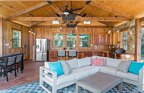 Fredericksburg House | Sunny Oak | Sleeps 10 | Pool/Hot Tub | Outdoor kitchen with Fireplace