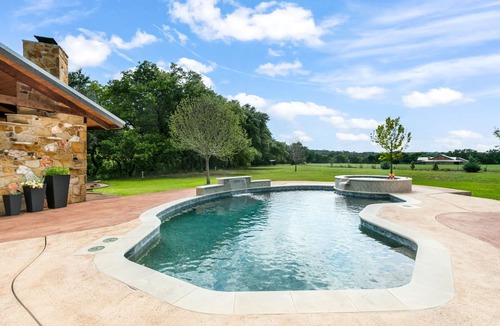 Fredericksburg House | Sunny Oak | Sleeps 10 | Pool/Hot Tub | Outdoor kitchen with Fireplace