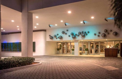 Hollywood South Central Beach Hotel | Sunny Oasis | Swimming. Restaurant