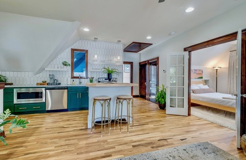 Eastwood House | Sunny, Open & Spacious Private Carriage House in a peaceful neighborhood!
