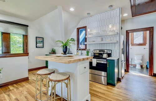 Eastwood House | Sunny, Open & Spacious Private Carriage House in a peaceful neighborhood!