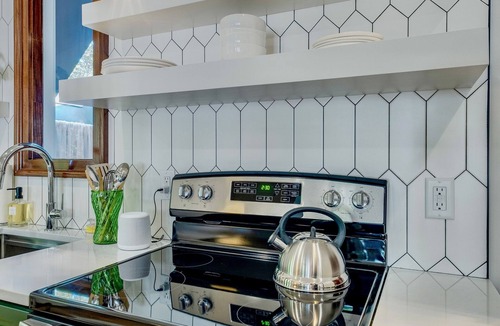 Eastwood House | Sunny, Open & Spacious Private Carriage House in a peaceful neighborhood!