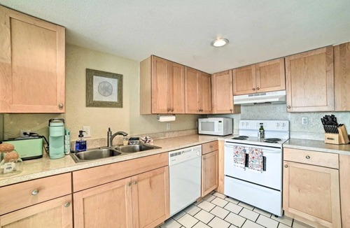 Corpus Christi Condo | Sunny Padre Island Condo,2 Mi to Beaches, Hot Tub!