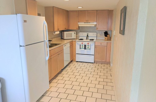 Corpus Christi Condo | Sunny Padre Island Condo,2 Mi to Beaches, Hot Tub!