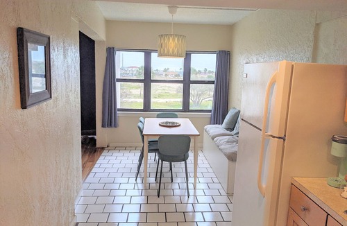 Corpus Christi Condo | Sunny Padre Island Condo,2 Mi to Beaches, Hot Tub!