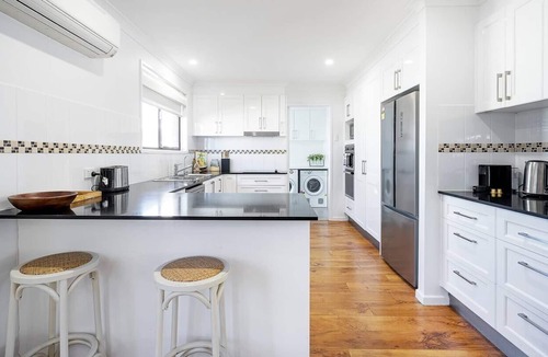 Burleigh Waters Villa | Sunny Patch Breezy Burleigh Waters Poolside Villa