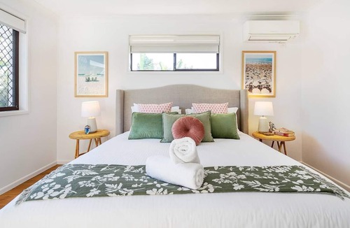 Burleigh Waters Villa | Sunny Patch Breezy Burleigh Waters Poolside Villa