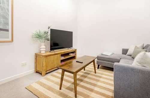 Burleigh Waters Villa | Sunny Patch Breezy Burleigh Waters Poolside Villa