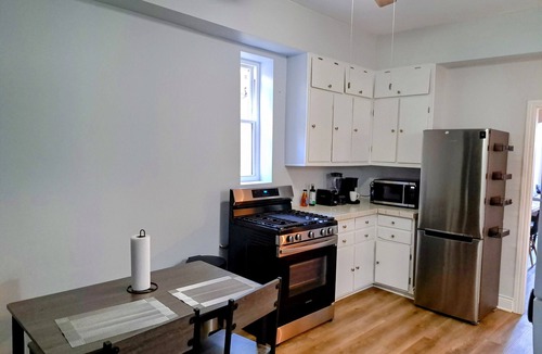 Pilsen Apartment | Sunny Pilsen 2 Bed 1 Bath Apt W/Private Office and Garage Parking