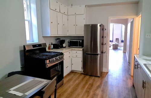 Pilsen Apartment | Sunny Pilsen 2 Bed 1 Bath Apt W/Private Office and Garage Parking