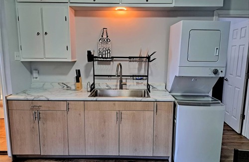 Pilsen Apartment | Sunny Pilsen 2 Bed 1 Bath Apt W/Private Office and Garage Parking