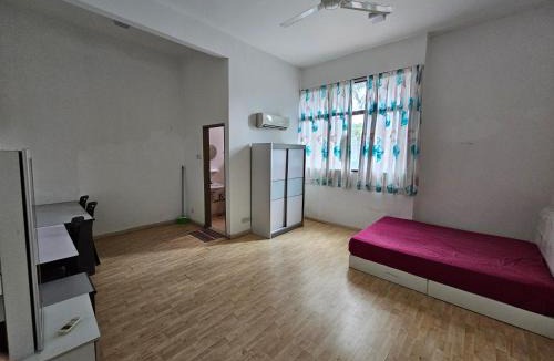 Kampung Batu Uban House | Sunny Point Hostel