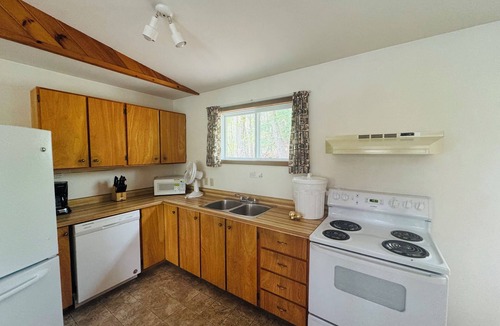 Seguin Cottage | Sunny Point Resort Cottages and Inn