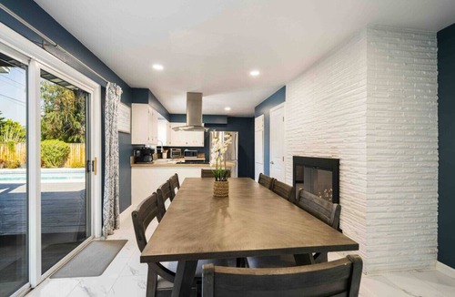Wenatchee House | Sunny Pool & Hot Tub Bed & Breakfast