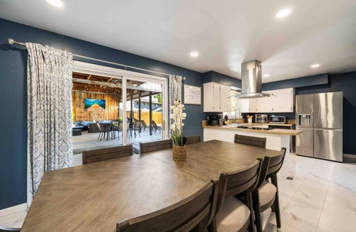 Wenatchee House | Sunny Pool & Hot Tub Bed & Breakfast