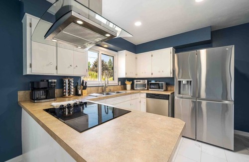 Wenatchee House | Sunny Pool & Hot Tub House