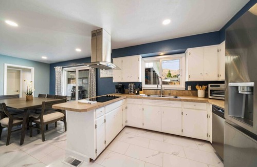 Wenatchee House | Sunny Pool & Hot Tub House