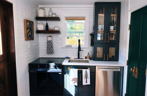 San Mateo Park Cottage | Sunny Private Escape Gated, Peaceful & Safe