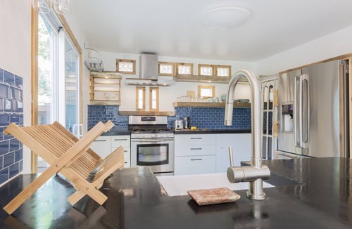 Dawson House | Sunny, quiet. 2bd/2ba + home office + separate studio. Perfect for creatives!