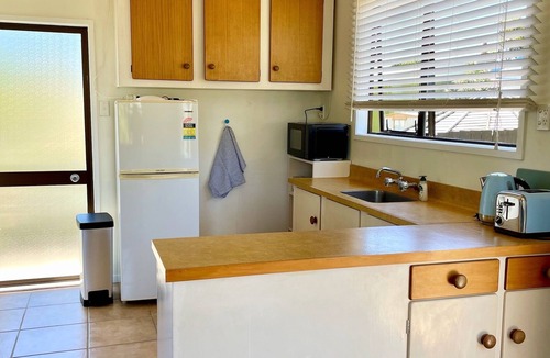 Whangapoua Cottage | Sunny relaxed beach sleep out - pet friendly