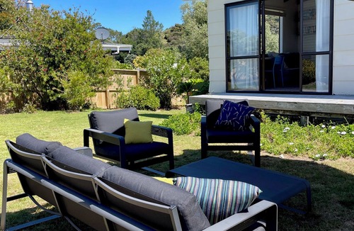 Whangapoua Cottage | Sunny relaxed beach sleep out - pet friendly