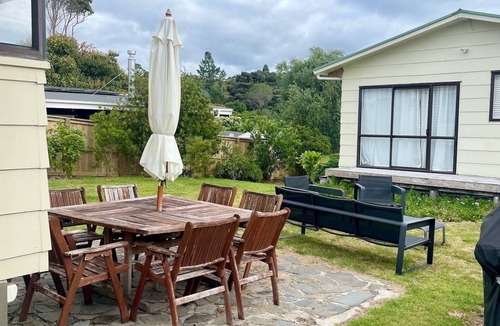 Whangapoua Cottage | Sunny relaxed beach sleep out - pet friendly