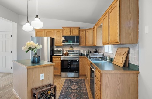 Hudson House | Sunny & relaxing pondside oasis min from heart of Hudson & Catskill