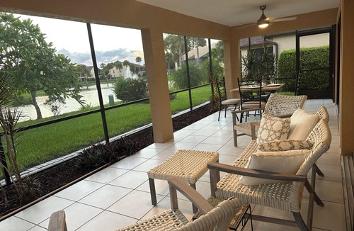 Riverbend Country Club House | Sunny Relaxing Paradise