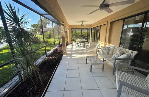 Riverbend Country Club House | Sunny Relaxing Paradise