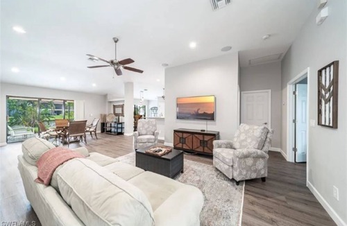 Riverbend Country Club House | Sunny Relaxing Paradise